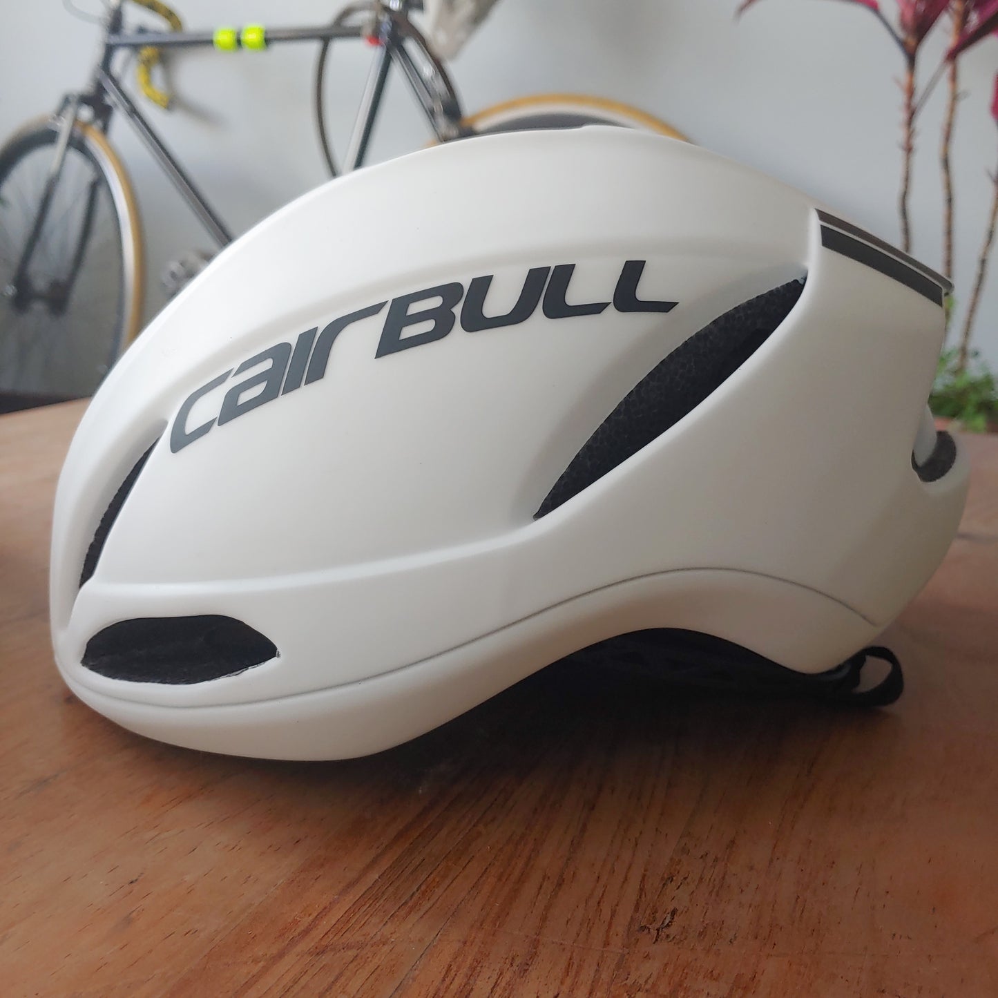 Casco Cairbull de carreras aerodinámico blanco con gafas para ciclismo